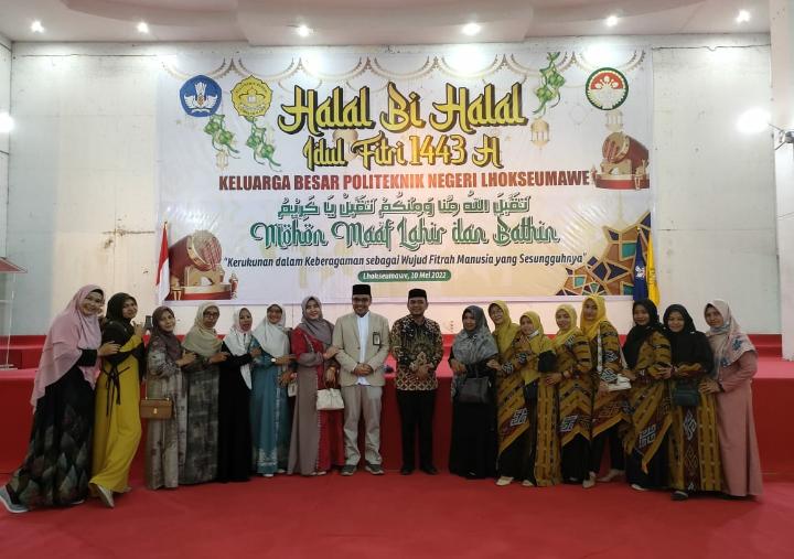 Dosen dan Tenaga Kependidikan Jurusan Tata Niaga mengikuti Halal bi Halal